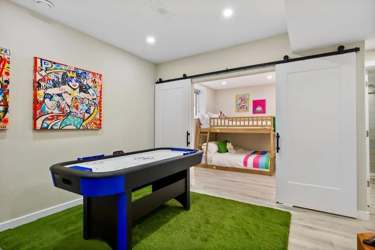 Golden Retreat - Games Movie Room - 8Bd - 5Bath YYC Casa de Férias