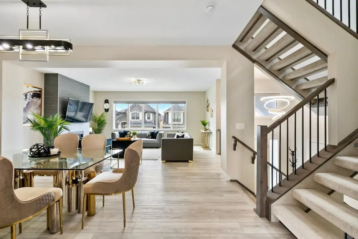 Golden Retreat - Games Movie Room - 8Bd - 5Bath YYC 0*,  Canadá
