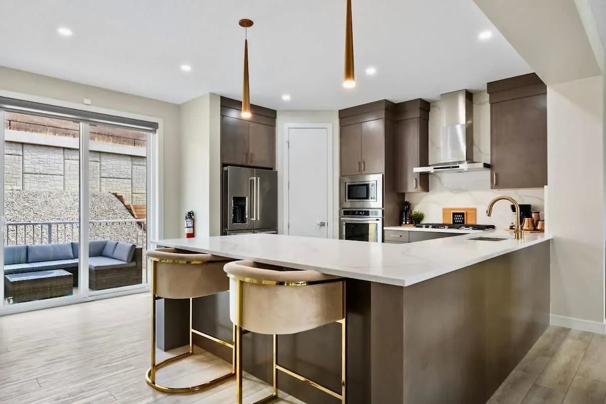 Golden Retreat - Games Movie Room - 8Bd - 5Bath Calgary Holiday home